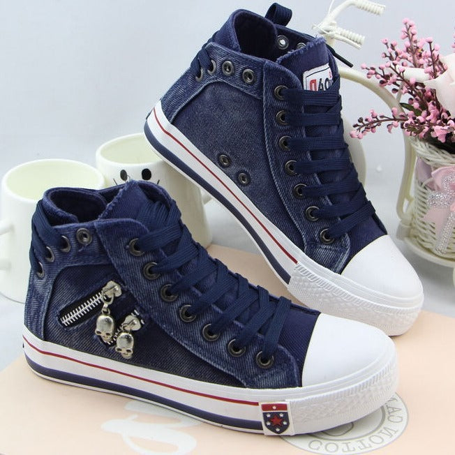 Damen nan hohe Sneaker im Jeanslook mit seitlichem Reißverschluss und dekorativen Anhängern Shop Nory