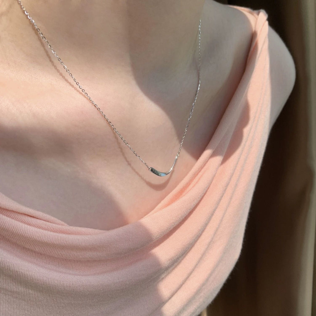 Damen Halskette mit modernem geschwungenem Anhänger Shop Nory
