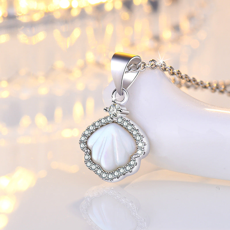 Damen Halskette mit muschelförmigem Anhänger und funkelndem Zirkonia-Besatz Shop Nory