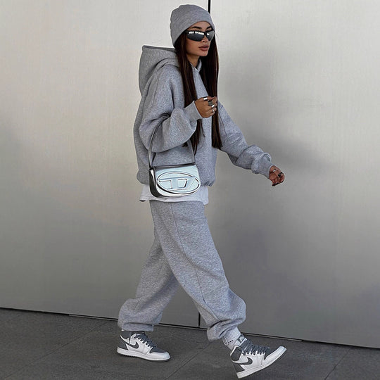 Damen urbanes Oversize-Lounge-Set mit Kapuzenpullover, locker geschnittener High-Waist-Jogginghose und passender Mütze Shop Nory