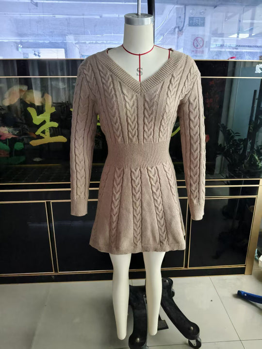 Damen Figurbetontes Strickkleid mit Zopfstruktur, V‑Ausschnitt und taillierter Schößchenform Shop Nory