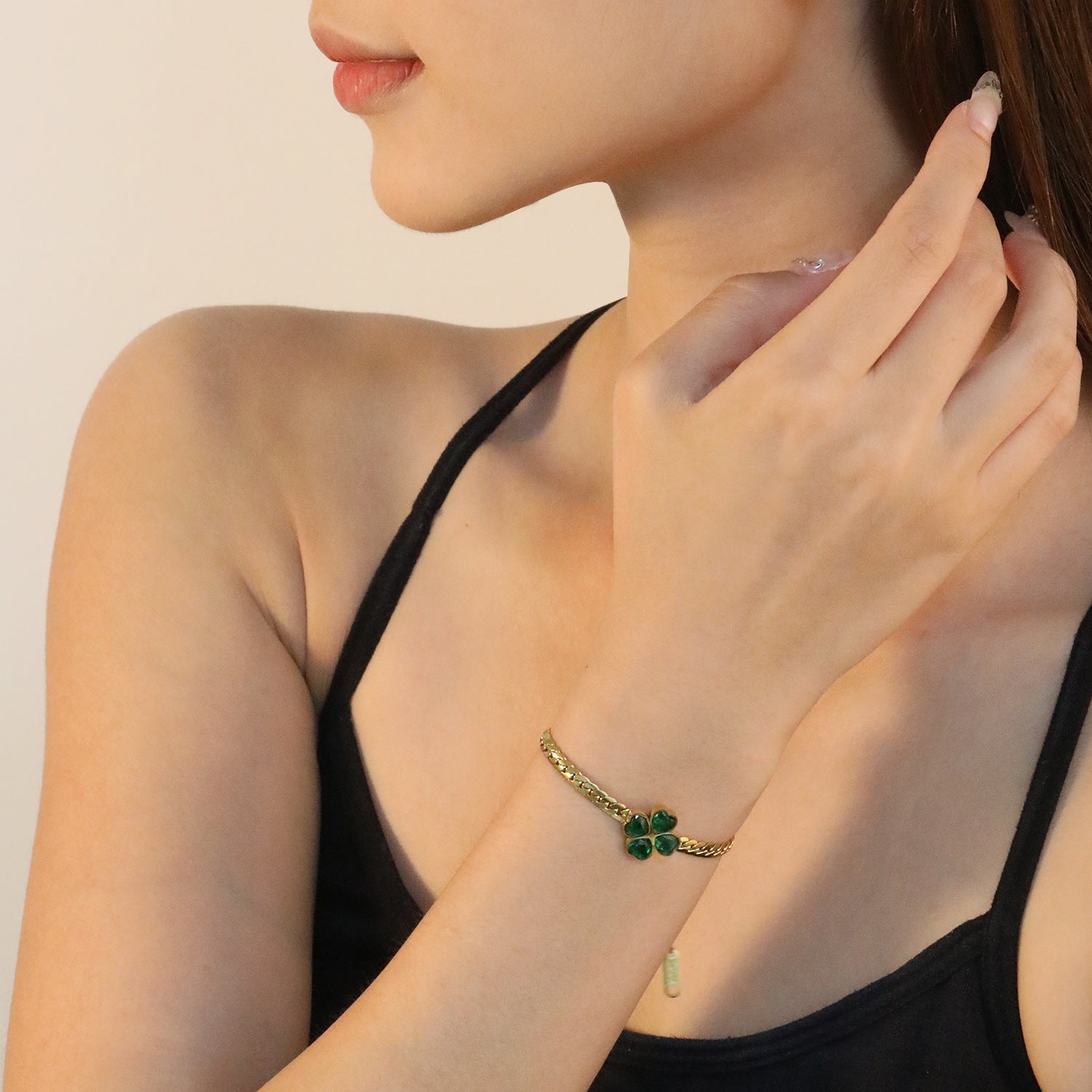 Damen Schmuckset mit vierblättrigem Kleeblatt-Anhänger und eleganten Ohrsteckern Shop Nory