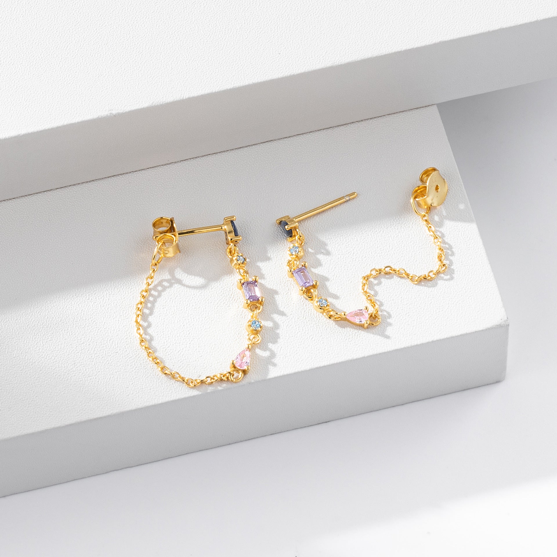 Damen Ohrringe mit funkelnden Zirkon-Akzenten und filigranem Design Shop Nory