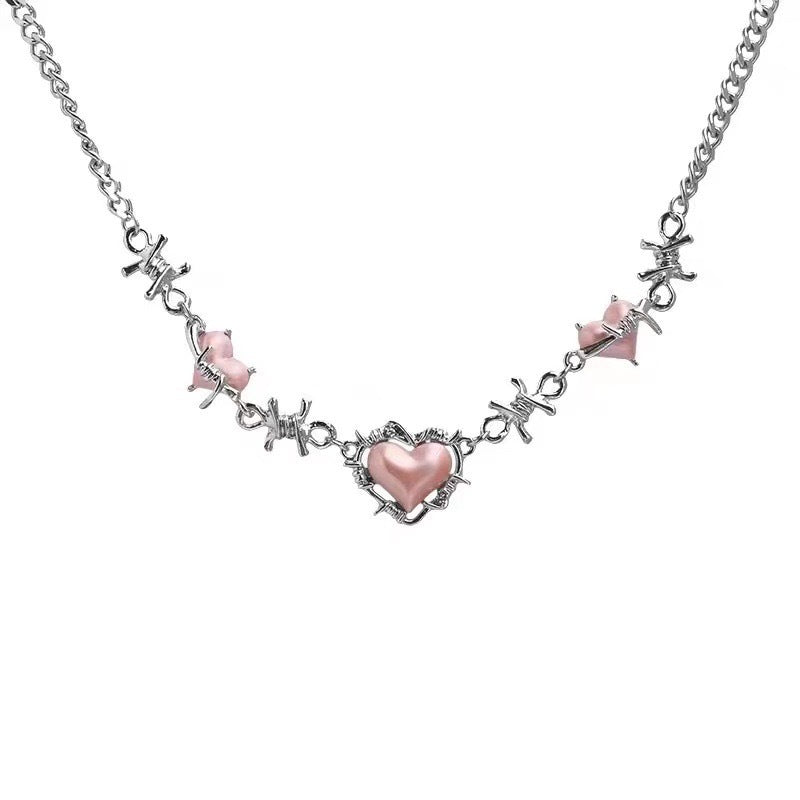 Damen Halskette mit elegantem Herzanhänger und zarten Perlendetails Shop Nory