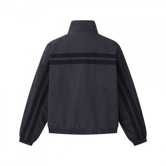 Unisex Kurz geschnittene kastige Blousonjacke mit Stehkragen, doppeltem Streifendetail und kariertem Innenfutter Shop Nory