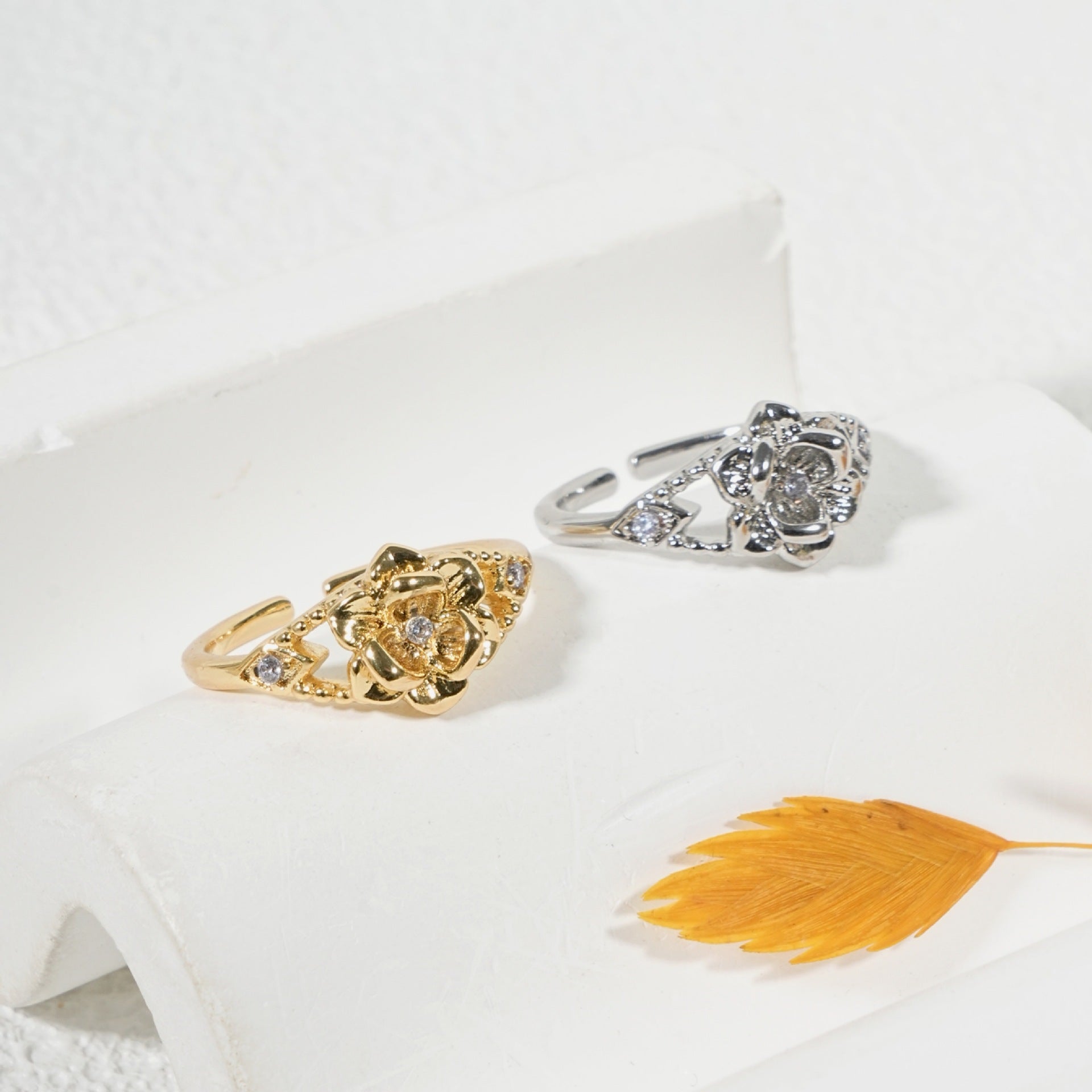 Damenring mit floralem Design und funkelndem Strass Shop Nory