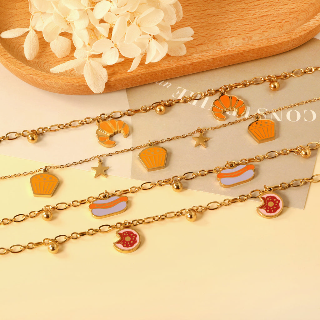 Damen Armband mit verspieltem Hotdog-Anhänger und goldfarbener Kettenstruktur Shop Nory