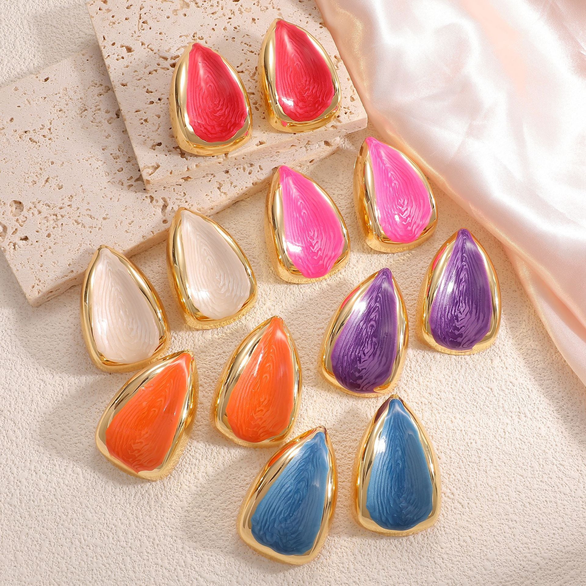 Damen Vintage Ohrringe mit luxuriösem goldenem Rahmen und kunstvollem Farbmuster Shop Nory