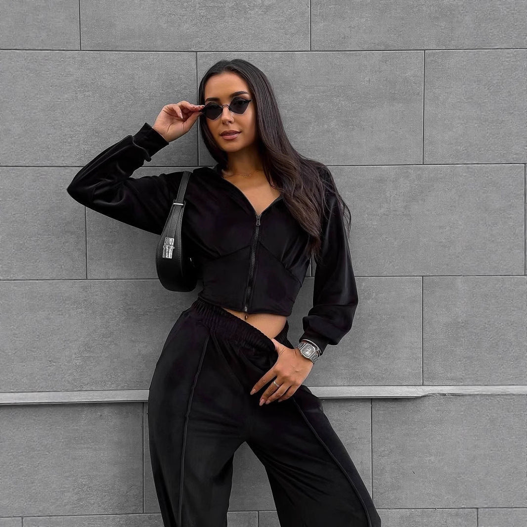 Damen kurzes Kapuzen-Cropped Zip-Sweatshirt mit tailliertem Brustsaum und weiter Velours-Loungehose mit elastischem Bund Shop Nory