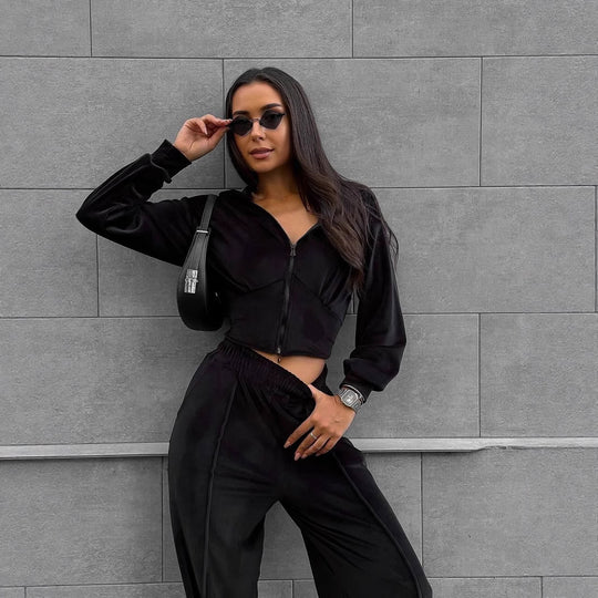 Damen kurzes Kapuzen-Cropped Zip-Sweatshirt mit tailliertem Brustsaum und weiter Velours-Loungehose mit elastischem Bund Shop Nory