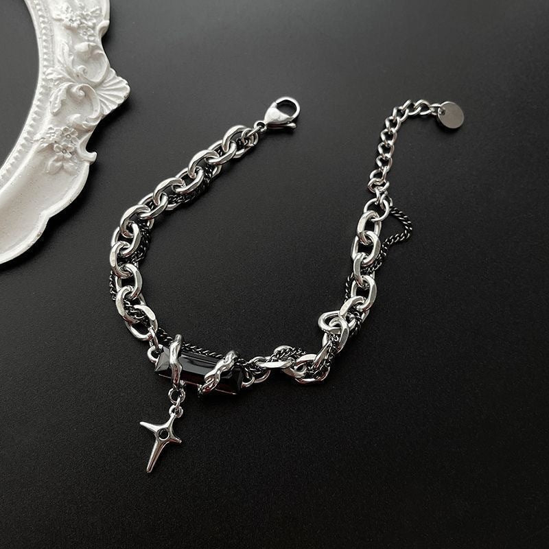 Damen Armkettchen mit kreativem Anhänger und stilvollem Gliederdesign Shop Nory