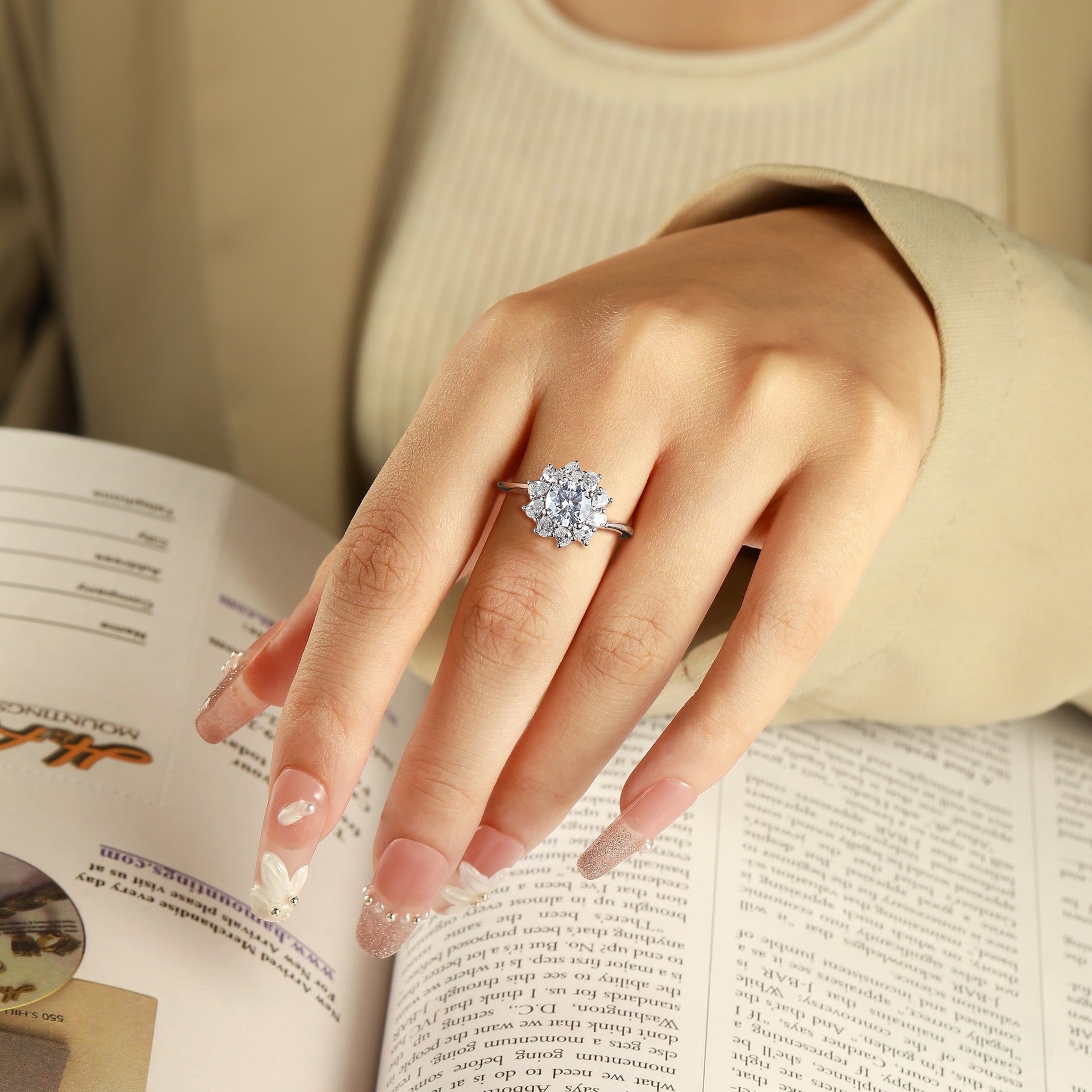 Damen Deluxe Blumenkreisring mit funkelnden Zirkonia-Steinen Shop Nory