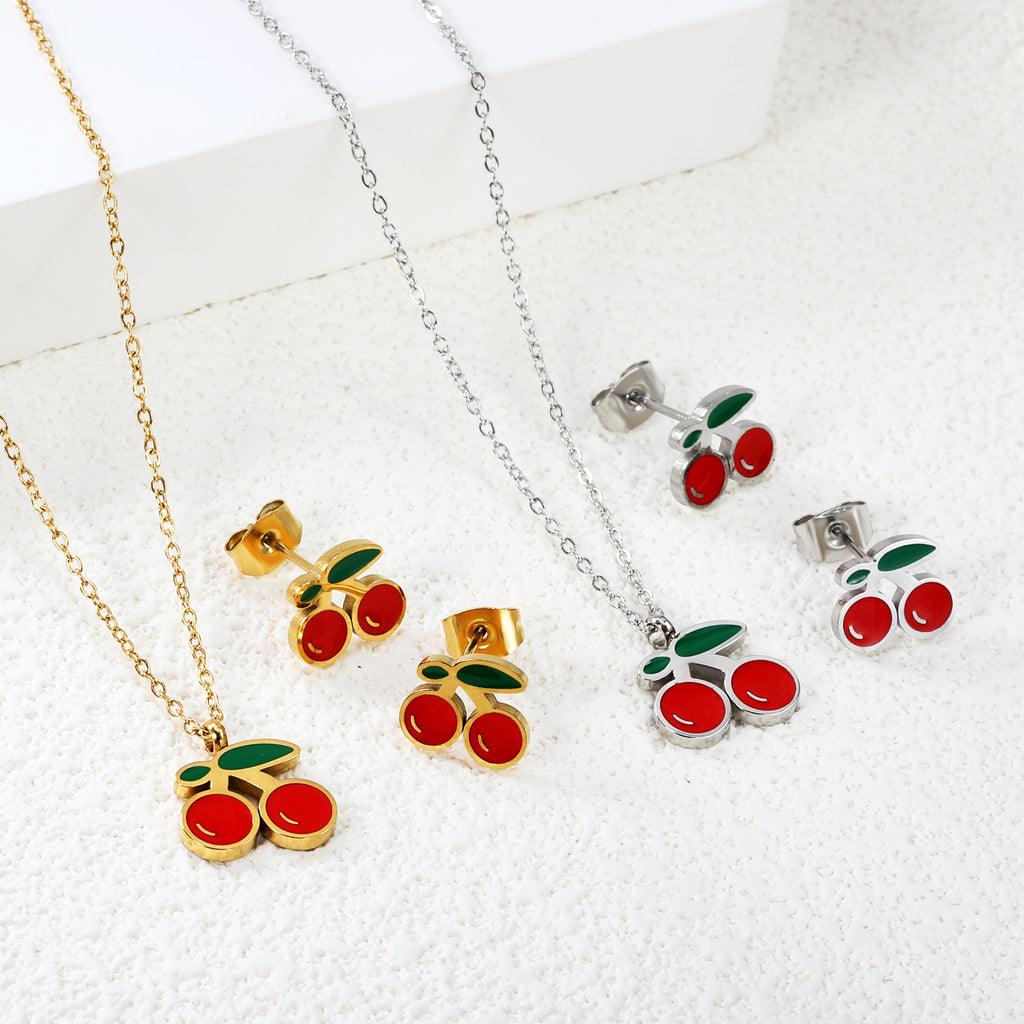 Damen Halskette mit fruchtigem Kirsch-Anhänger und dazu passenden Ohrsteckern Shop Nory