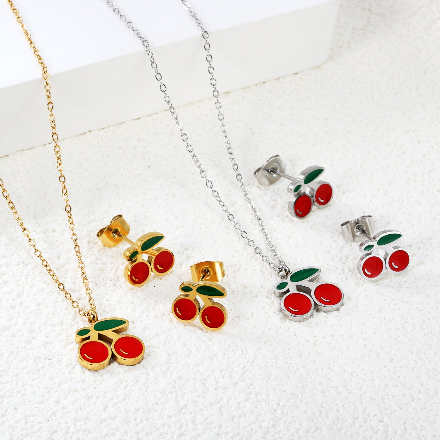Damen Halskette mit fruchtigem Kirsch-Anhänger und dazu passenden Ohrsteckern Shop Nory