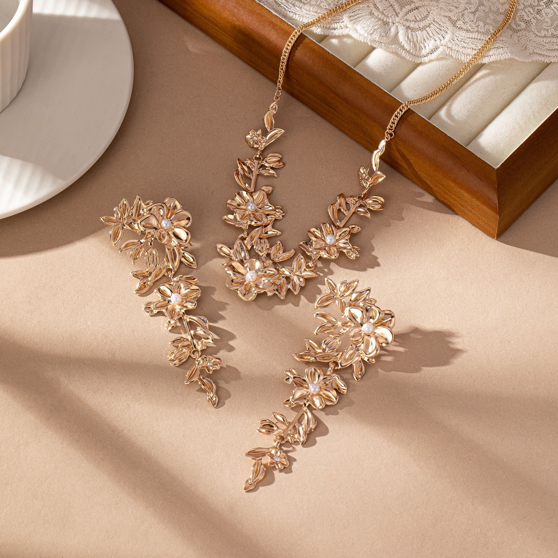 Damen Schmuckset mit kunstvoll gestalteter Blumen- und Perlenverzierung Shop Nory