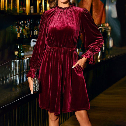 Damen samtiges knielanges Kleid mit Stehkragen, geraffter Taille und praktischen Eingrifftaschen Shop Nory