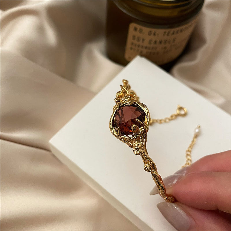 Damen Verzierte Armreif mit kunstvollem Design und facettiertem Edelstein Shop Nory