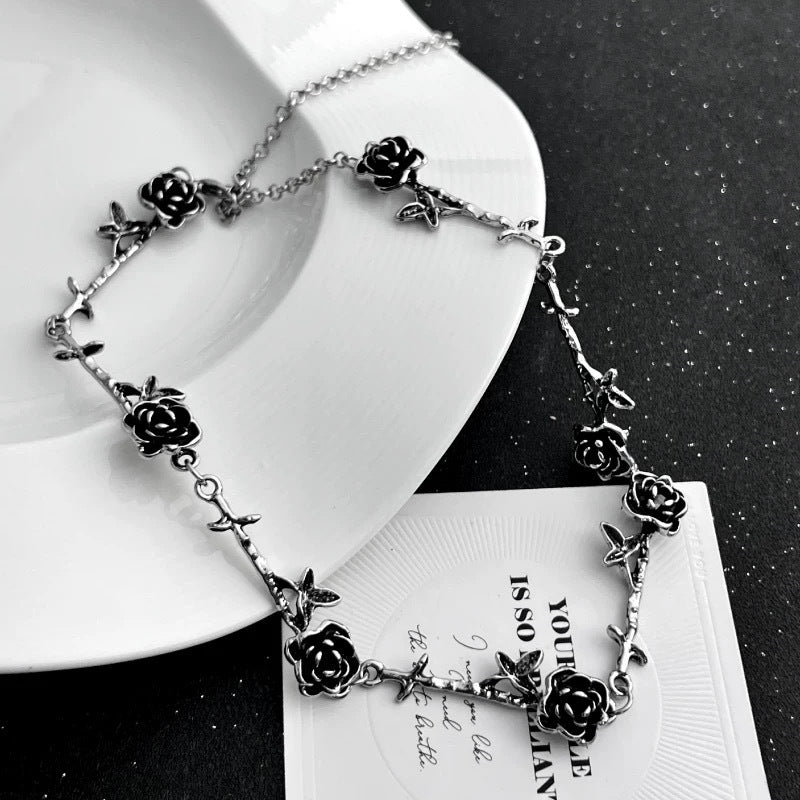 Damen Halskette mit stilvollen Rosen- und Laubmotiven Shop Nory