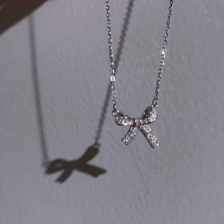 Damen Halskette mit funkelndem Schleifenanhänger Shop Nory