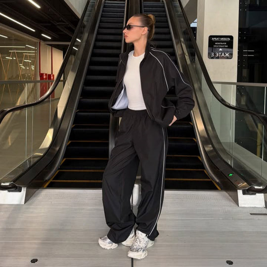 Damen Zweiteiliges Loungewear-Set mit Stehkragen-Zipjacke und weiter Bundfaltenhose Shop Nory