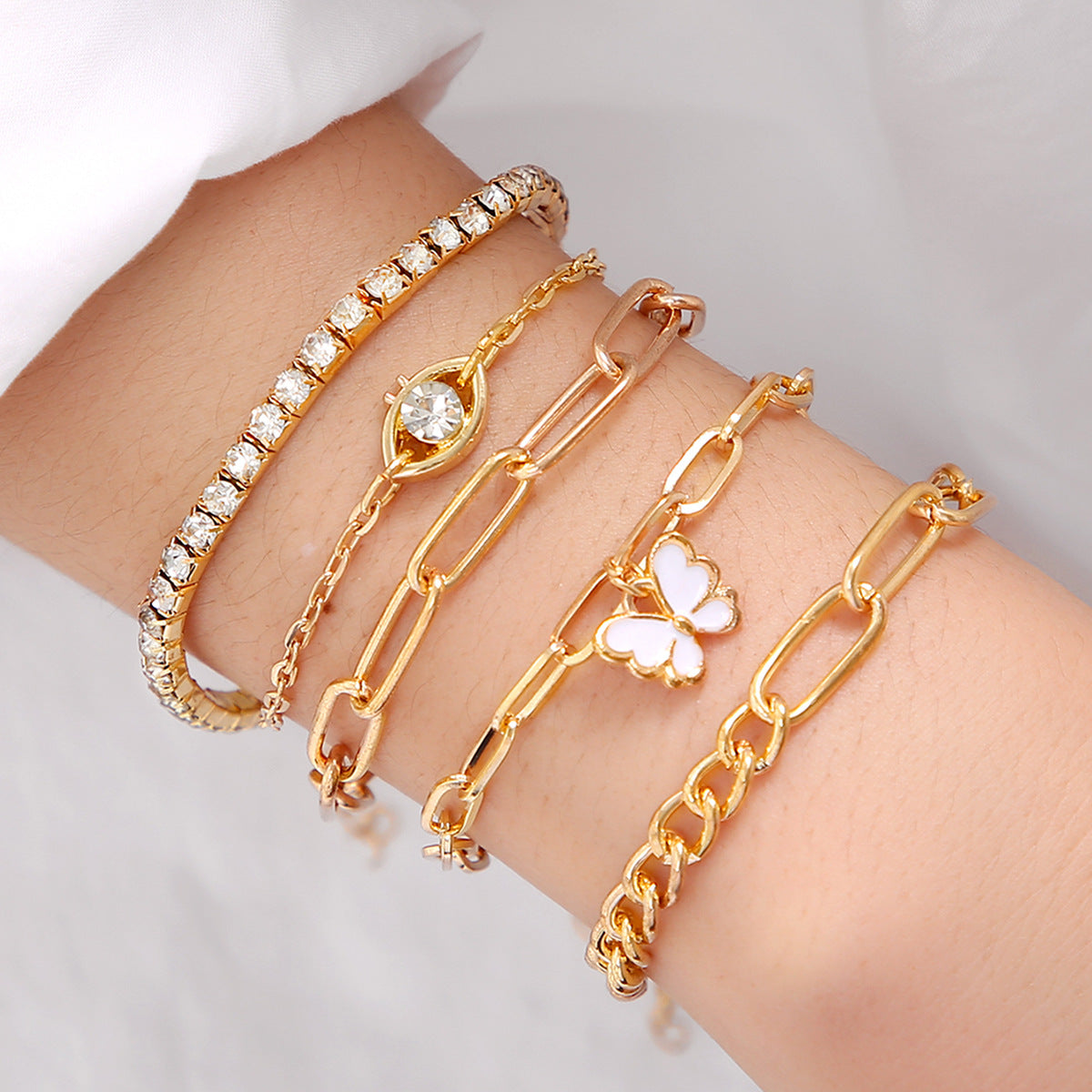 Damen Armband-Set mit funkelnden Akzenten und zarten Design-Elementen Shop Nory