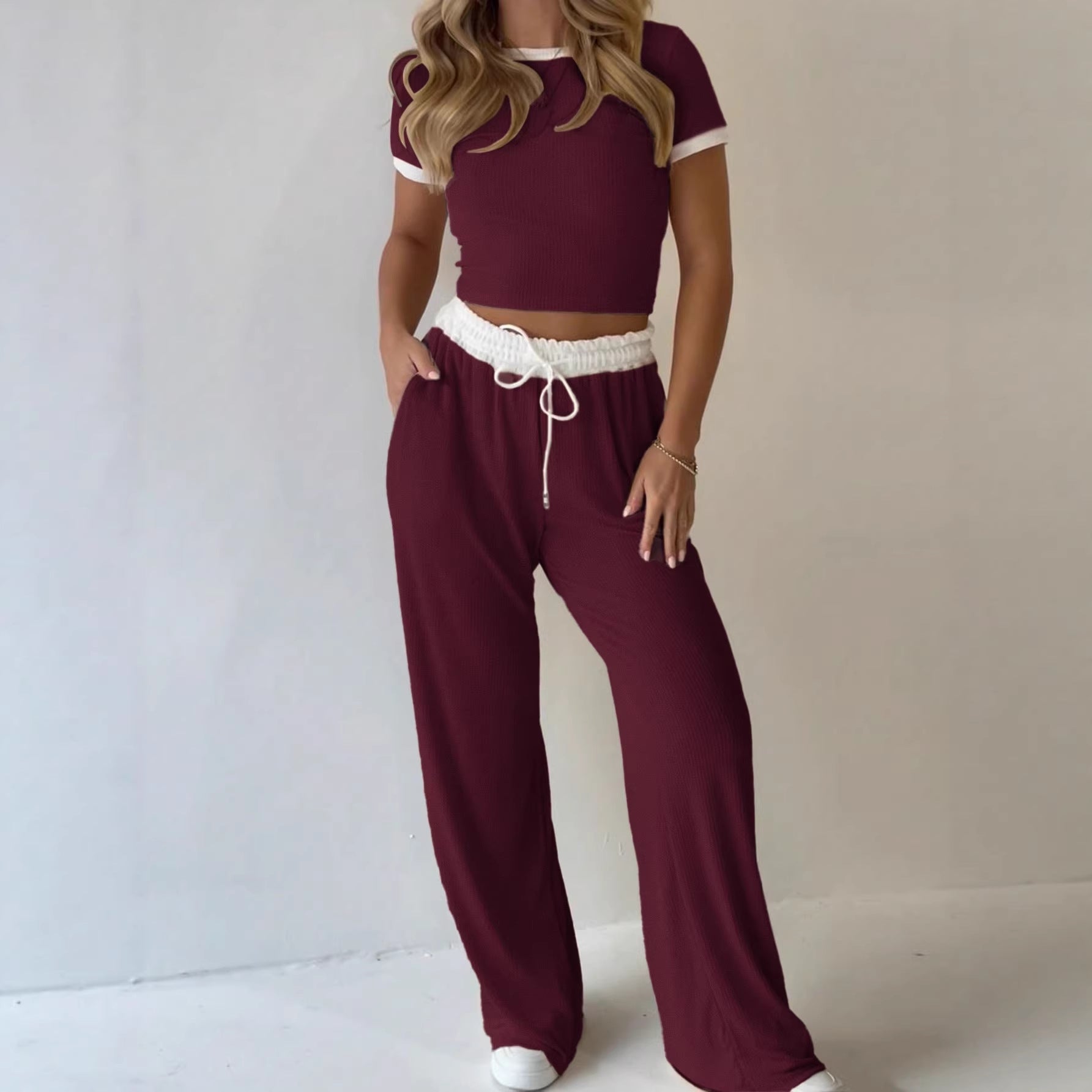 Damen lässiges zwei-teiliges Freizeit-Set mit cropped T-Shirt und weiten Hose