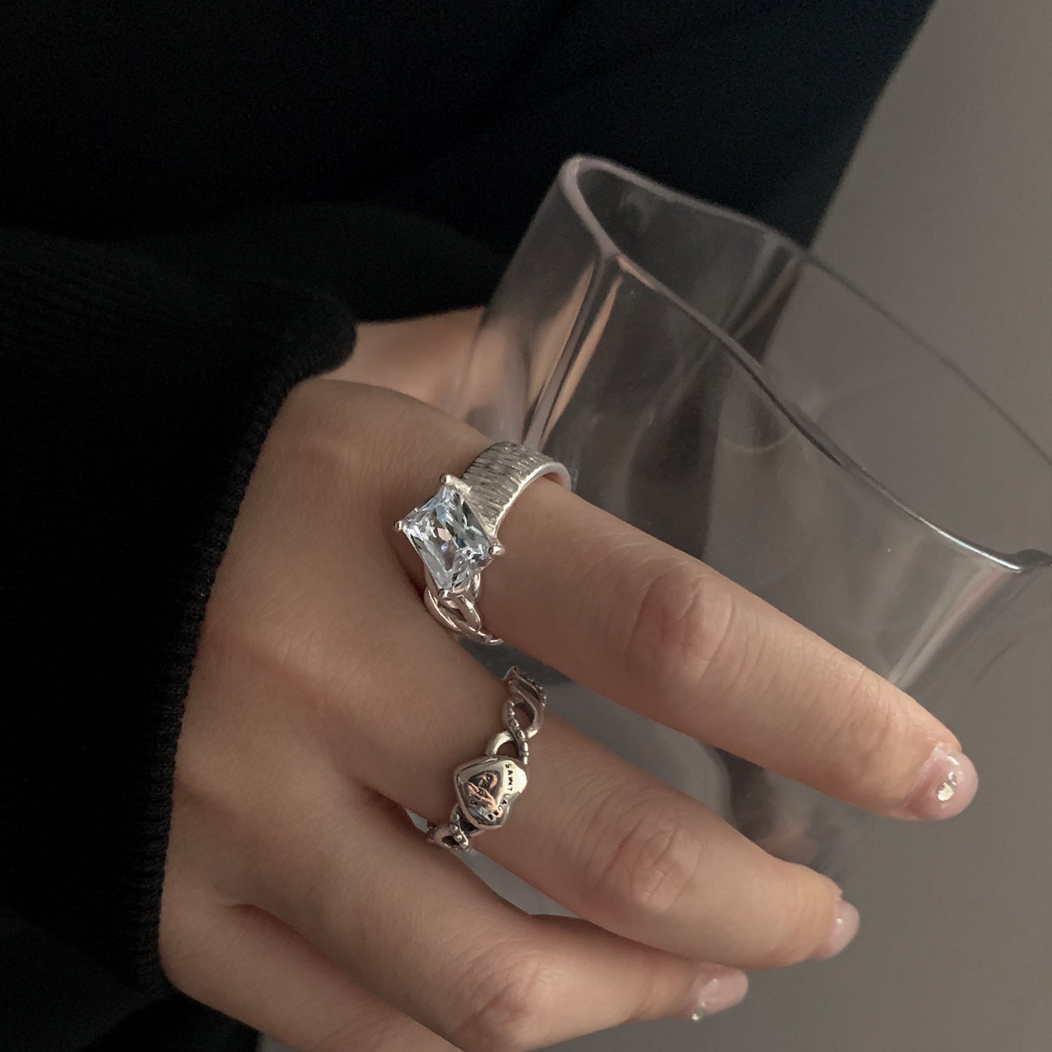Damenring mit kunstvollem Zopfdesign und facettiertem Edelstein Shop Nory