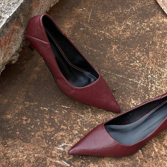 Damen Minimalistische spitz zulaufende Lederoptik-Pumps mit ergonomischem Niedrigabsatz Shop Nory