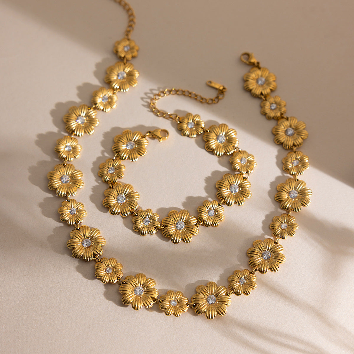 Damen Halskette mit floralem Design und funkelnden Zirkonia Shop Nory