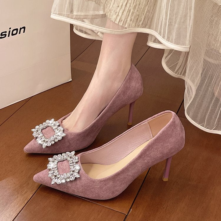 Damen elegante Pumps mit funkelndem Schmuckdetail