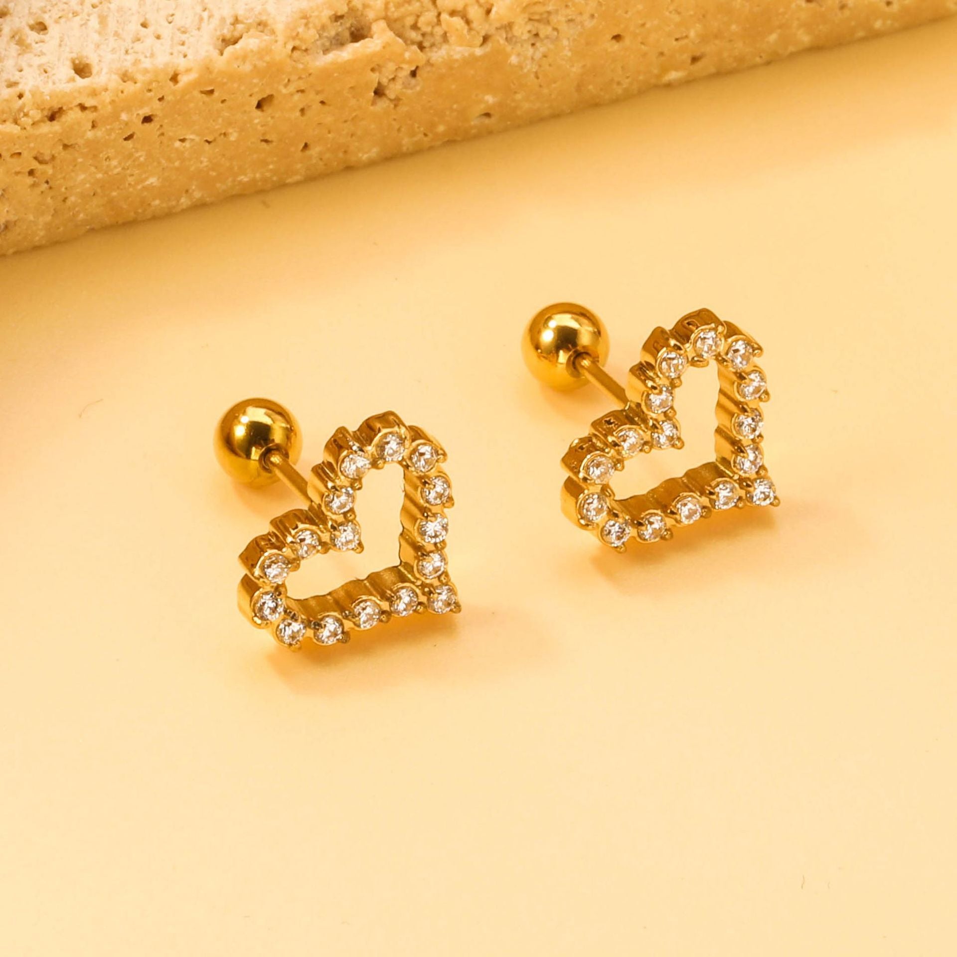 Damen Ohrstecker mit herzförmigem Design und funkelnden Kristallen Shop Nory