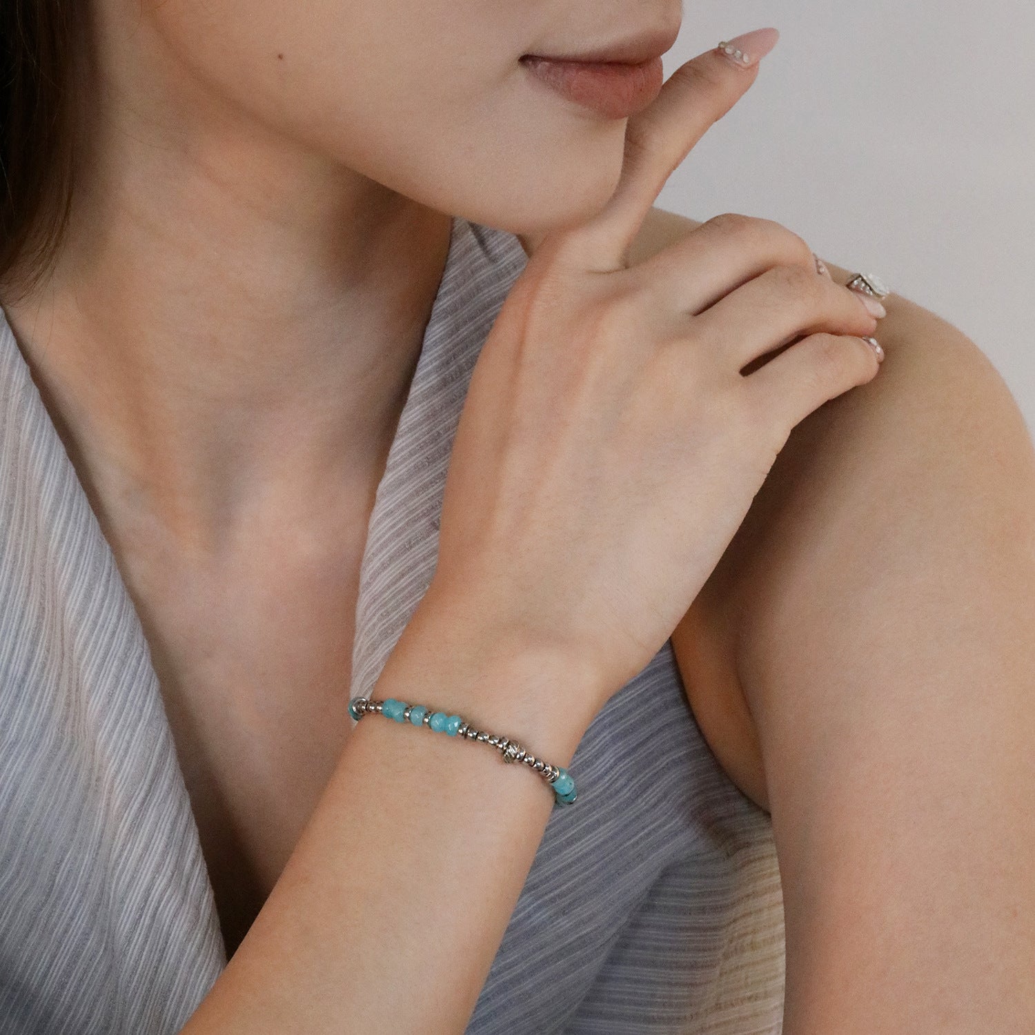 Damen stilvolles Armband mit bunten Aquamarin-Elementen und Edelstahl-Details Shop Nory