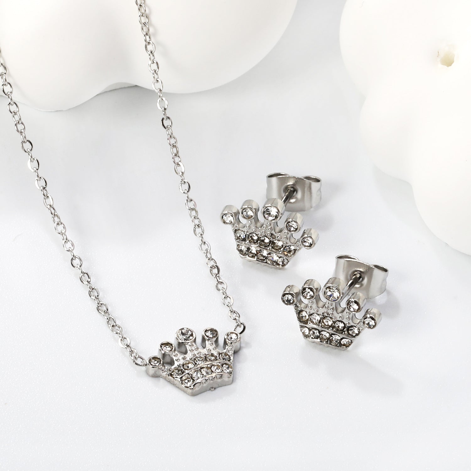 Damen Schmuckset mit Krone-Anhängern und eleganten Ohrsteckern Shop Nory