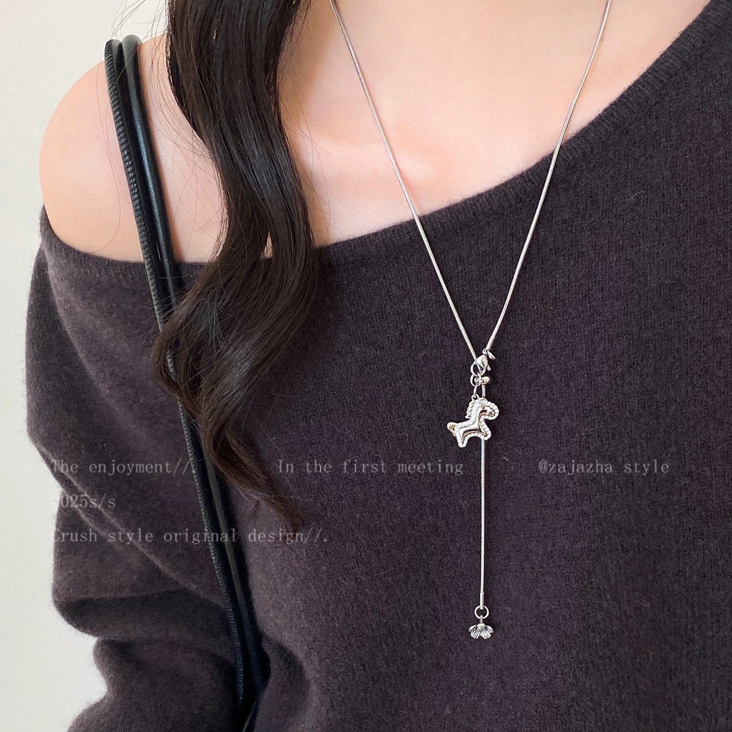 Damen Halskette mit funkelndem Einhorn-Anhänger und süßem Blumenmotiv Shop Nory
