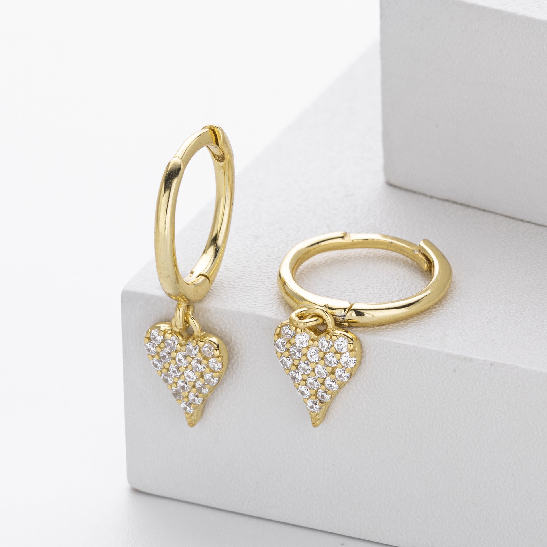 Damen Ohrhänger mit Herzanhänger aus 925 Sterling Silber und funkelnden Zirkonia Shop Nory