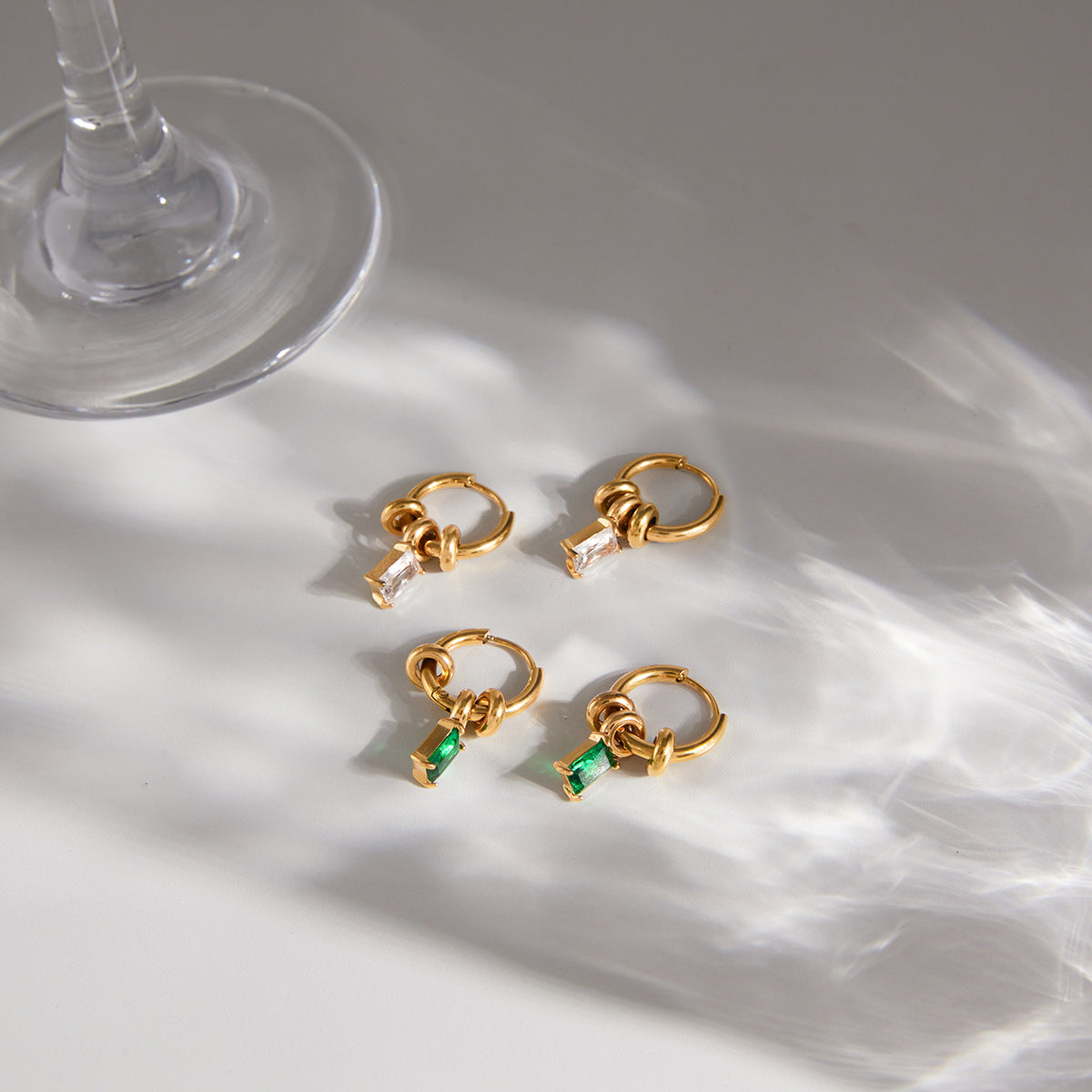 Damen Ohrhänger mit funkelndem Smaragd und moderne Gold-Hängelelemente Shop Nory