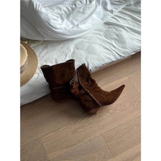 Damen Mid‑Calf Slouch‑Stiefel aus Velours mit spitzer Zehenpartie, geflochtenem Zierband und skulpturiertem Absatz Shop Nory