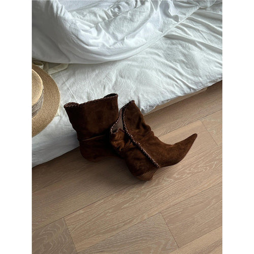 Damen Mid‑Calf Slouch‑Stiefel aus Velours mit spitzer Zehenpartie, geflochtenem Zierband und skulpturiertem Absatz Shop Nory
