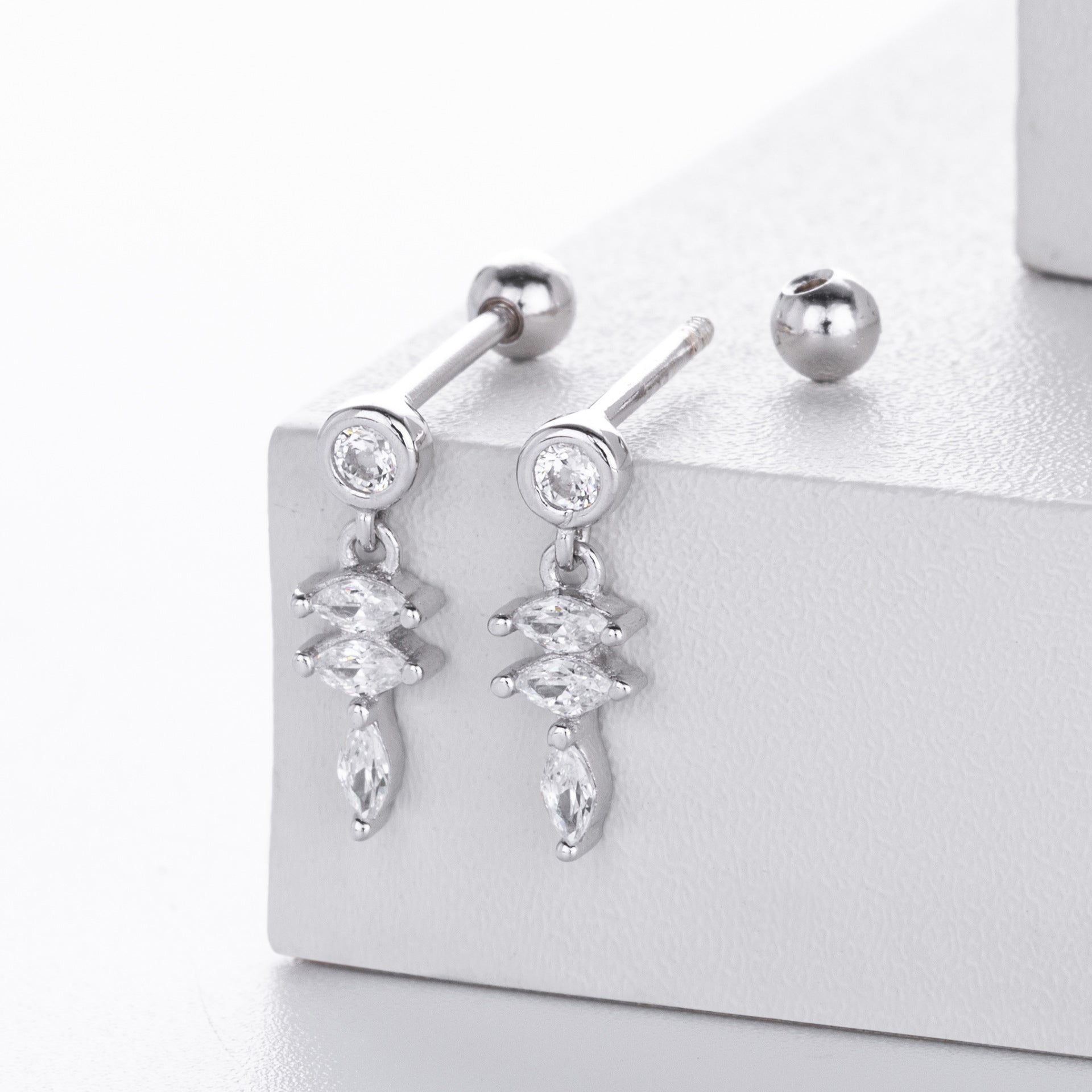 Damen Ohrstecker mit filigranem Zirkon-Akzent aus 925 Sterling Silber Shop Nory