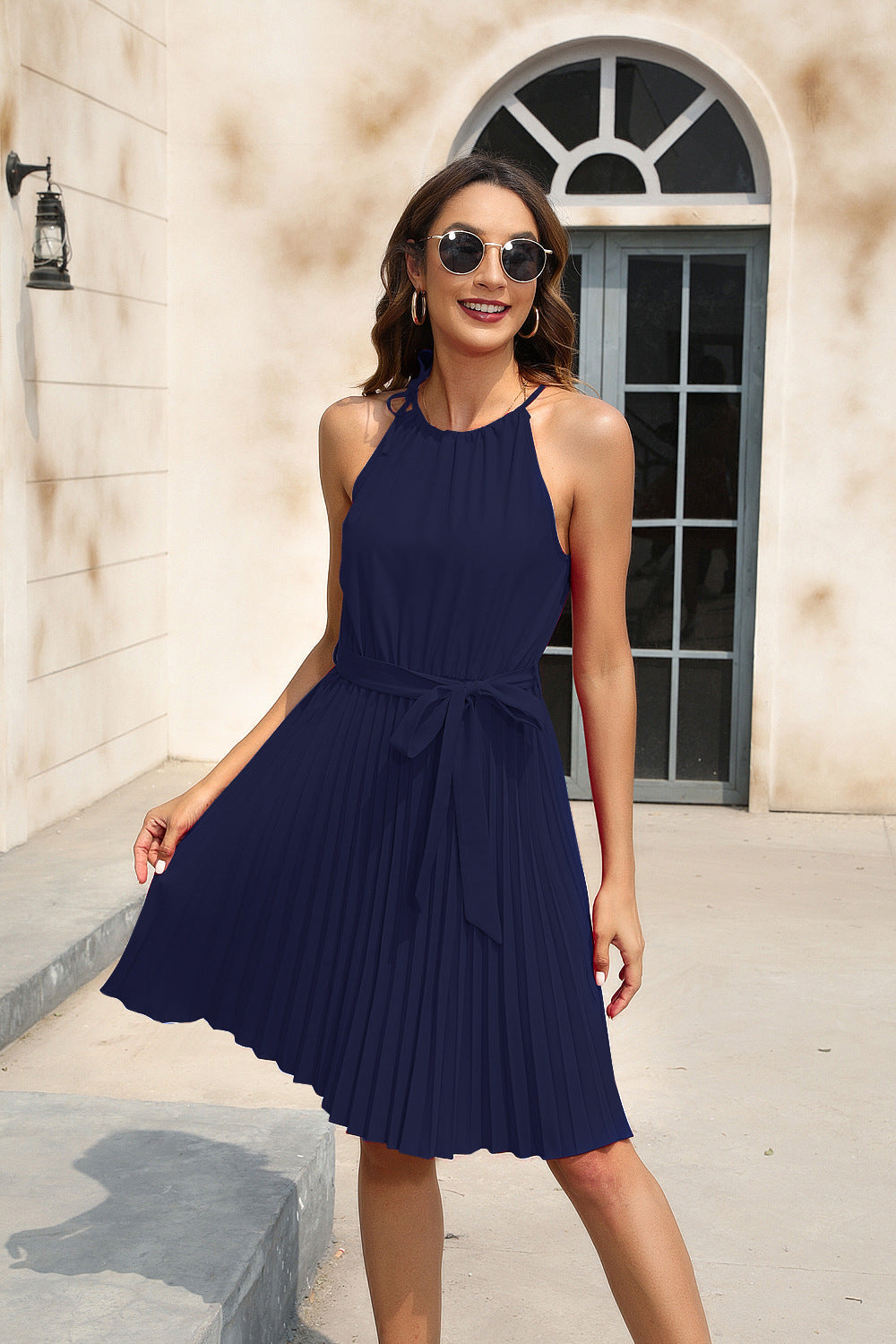 Damen Plissiertes Sommerkleid mit tailliertem Gürtel und Halterneck