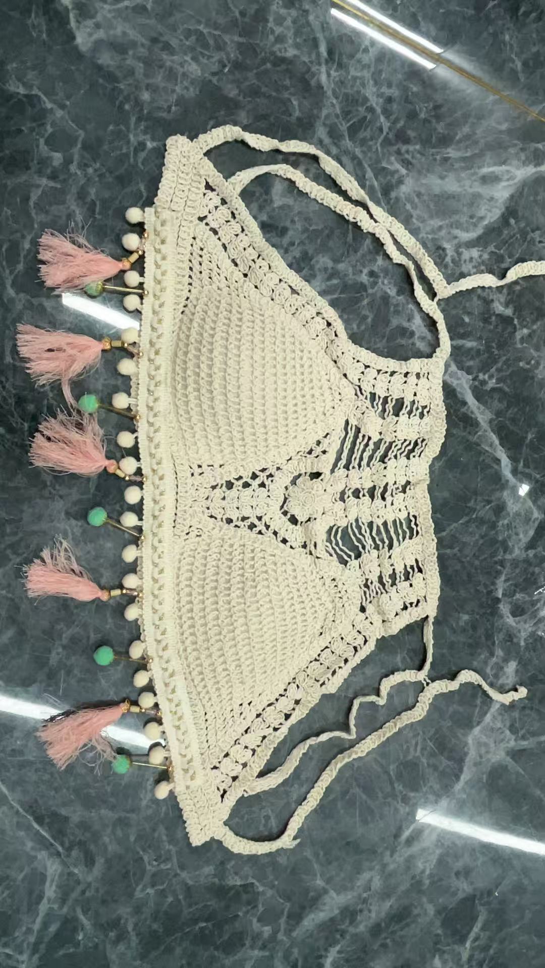 Damen gehäkeltes Bikinioberteil mit bunten Quasten