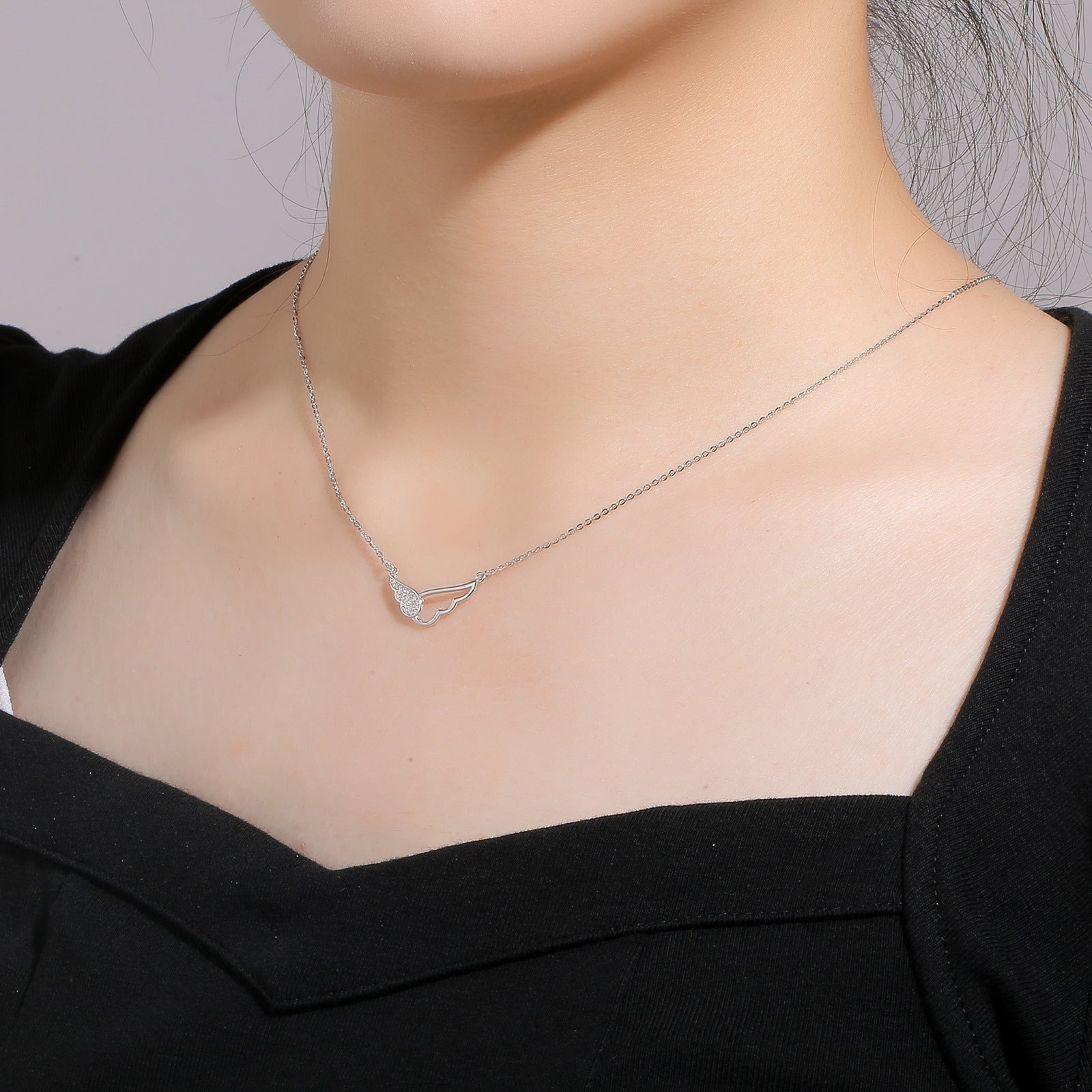 Damen elegante Halskette mit Flügel-Anhänger und funkelnden Zirkonia Shop Nory