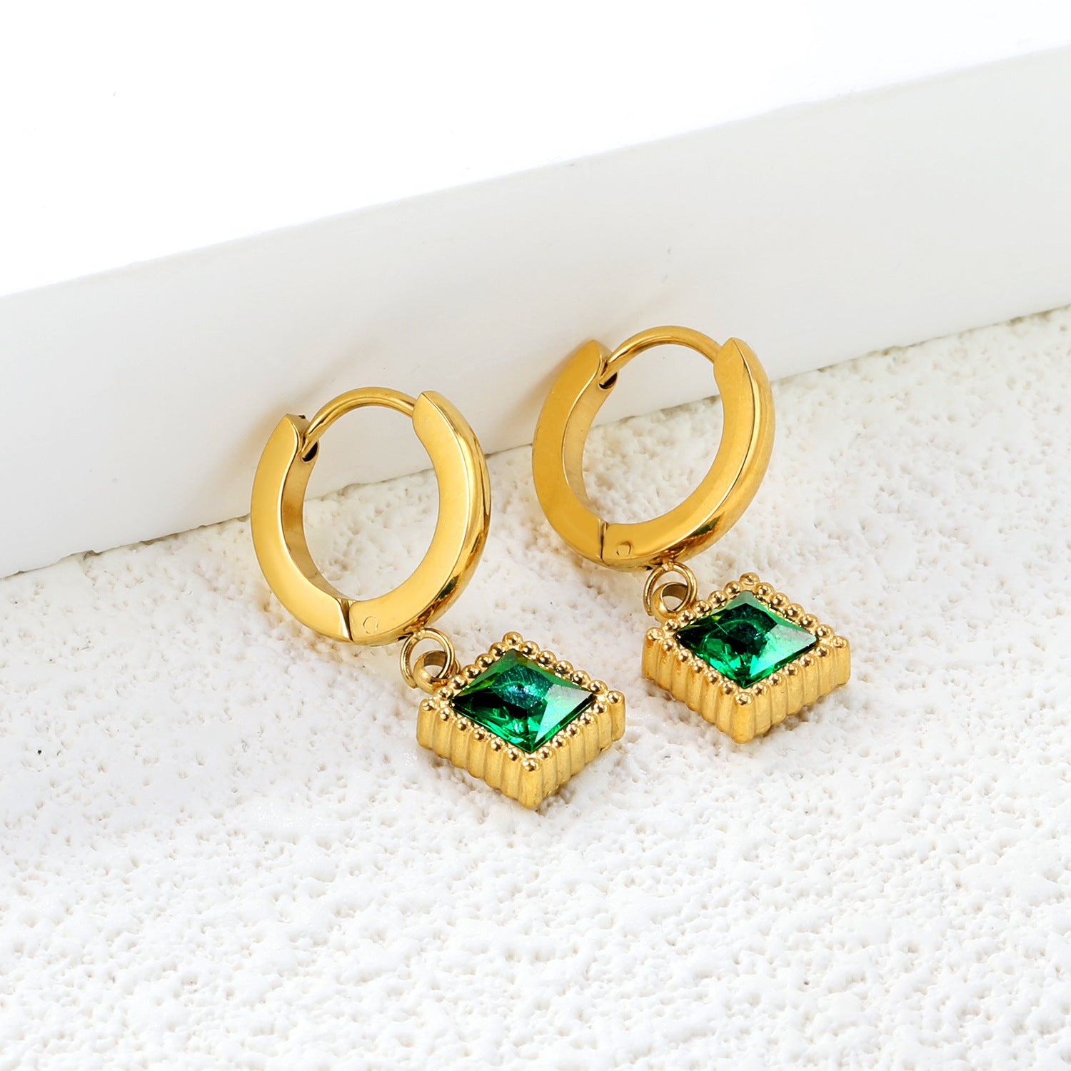 Damen Hängende Ohrstecker mit grünem Kristallanhänger aus goldplattiertem Edelstahl Shop Nory