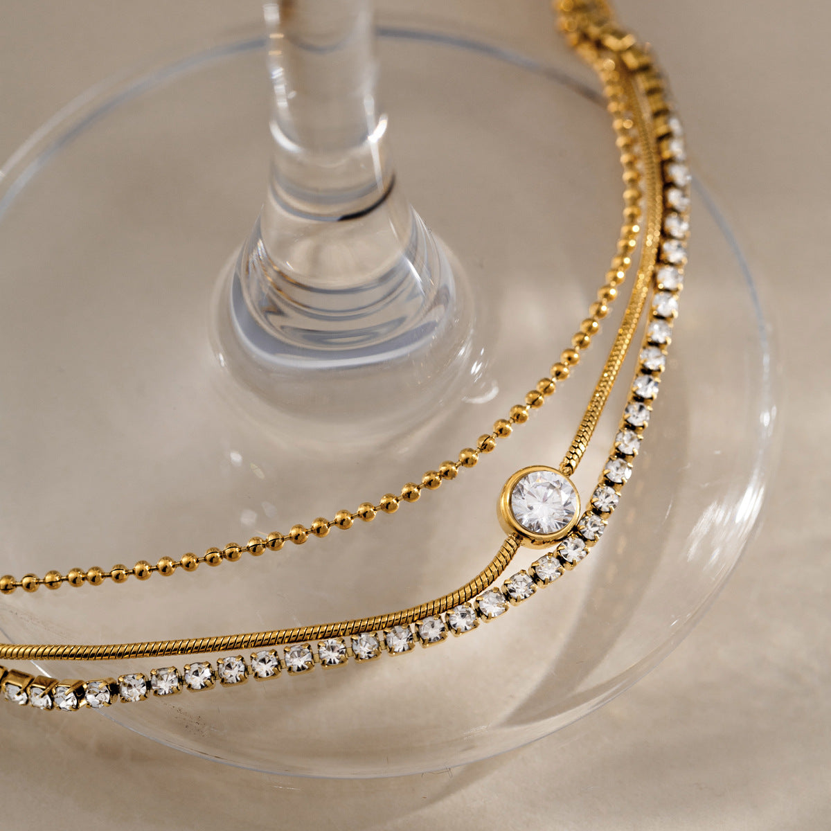 Damen Armband mit funkelnden Zirkonia und hypoallergenen Edelstahl-Elementen Shop Nory