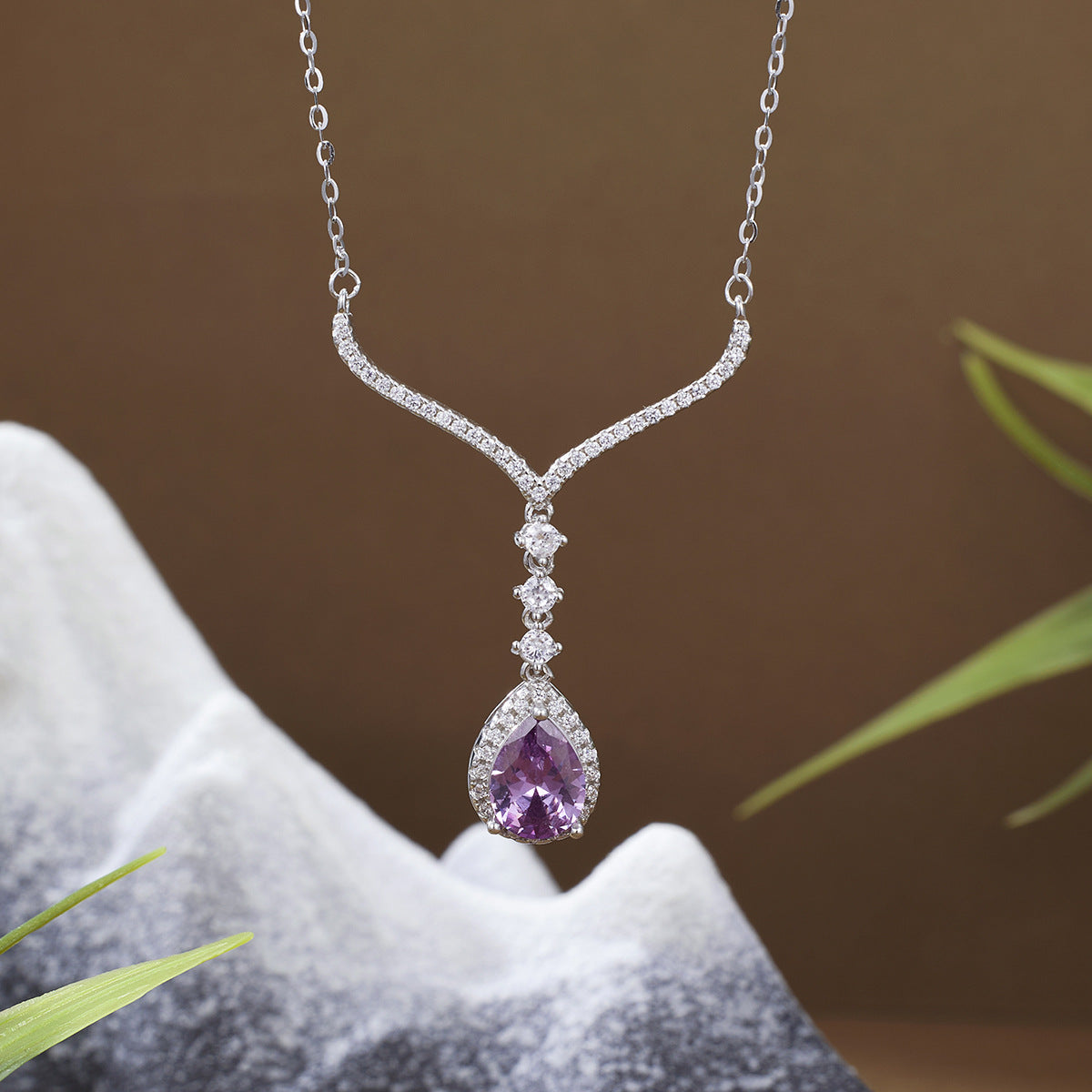 Damen elegante Halskette mit funkelndem Amethyst-Anhänger Shop Nory