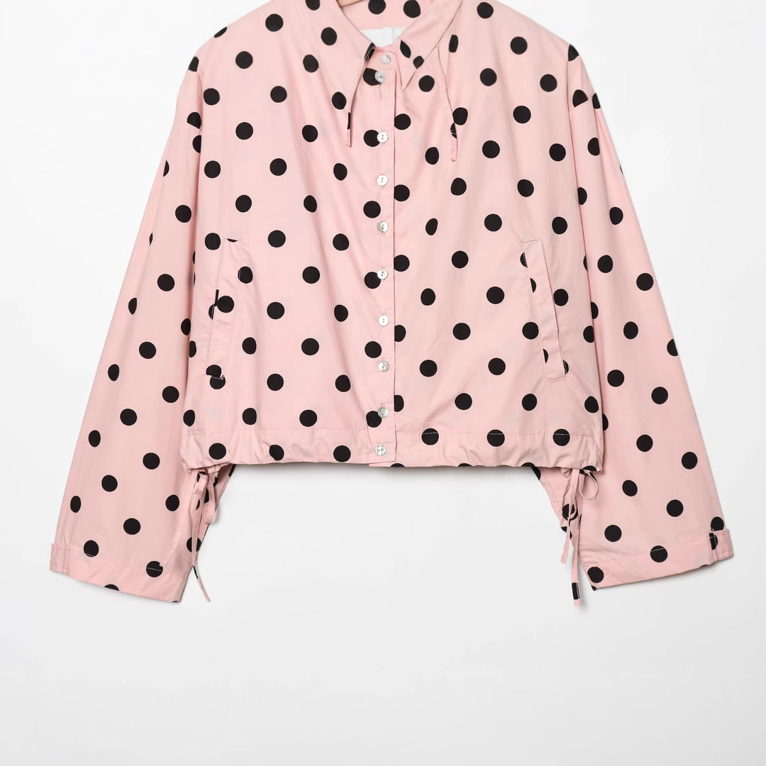 Damen Gepunktete Cropped‑Blousonjacke mit hohem Stehkragen, Tunnelzug und Knopfleiste Shop Nory