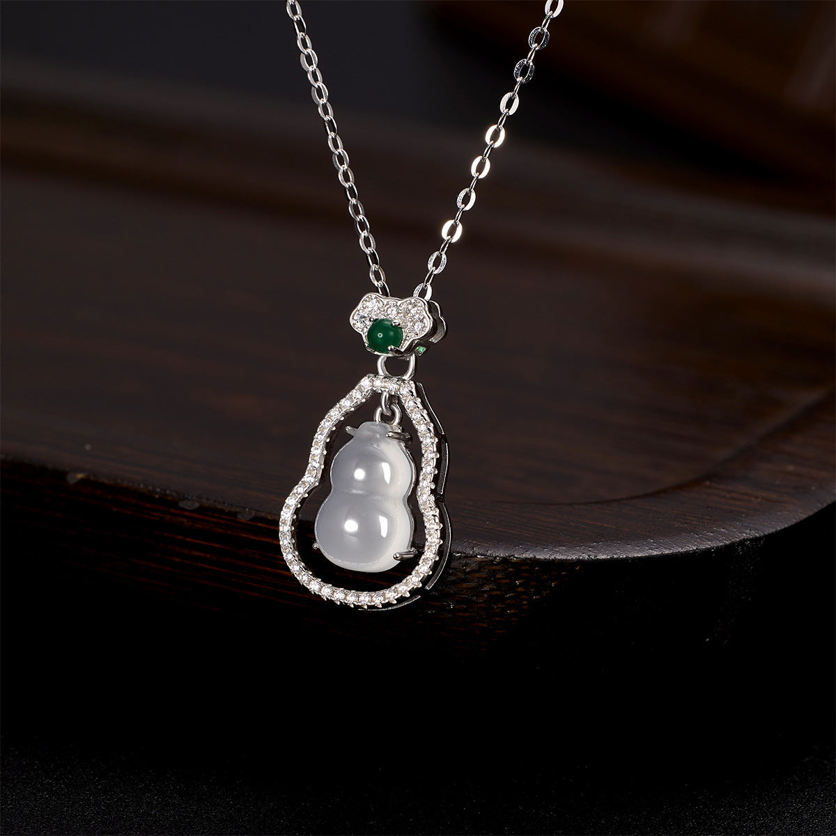 Damen Halskette mit kunstvollem Buddha-Anhänger und strahlenden Zirkonia Shop Nory
