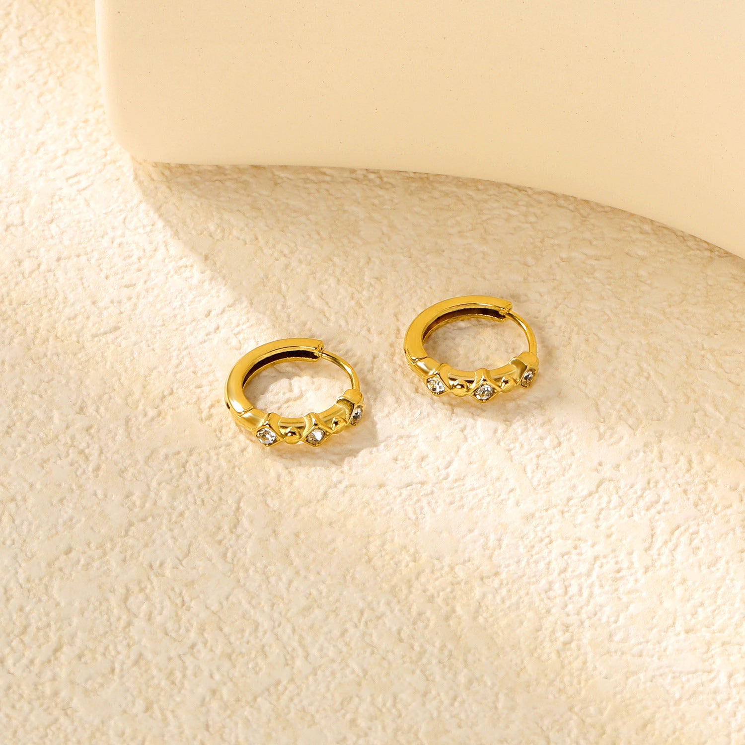 Damen Creolen mit funkelnden Zirkonia und elegantem Design Shop Nory