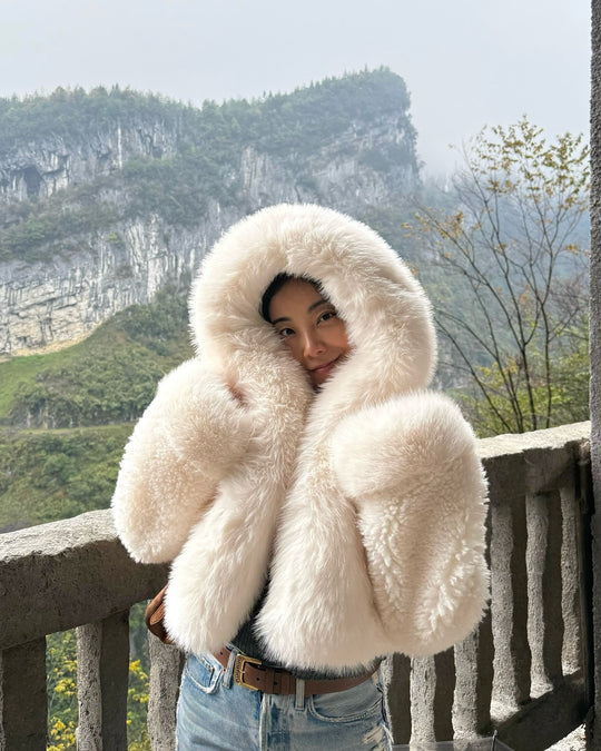 Damen Kurzjacke aus voluminösem Fauxfur mit XXL-Kapuze und Kugelärmeln Shop Nory