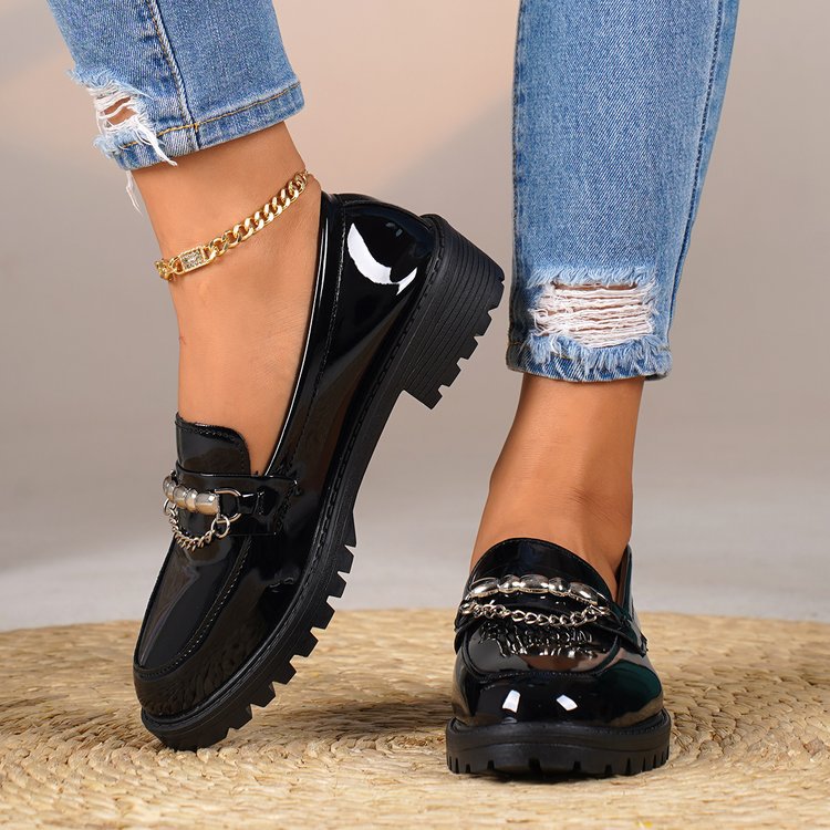 Damen Lack-Loafer mit profilierter Gummisohle und Kettendetail Shop Nory